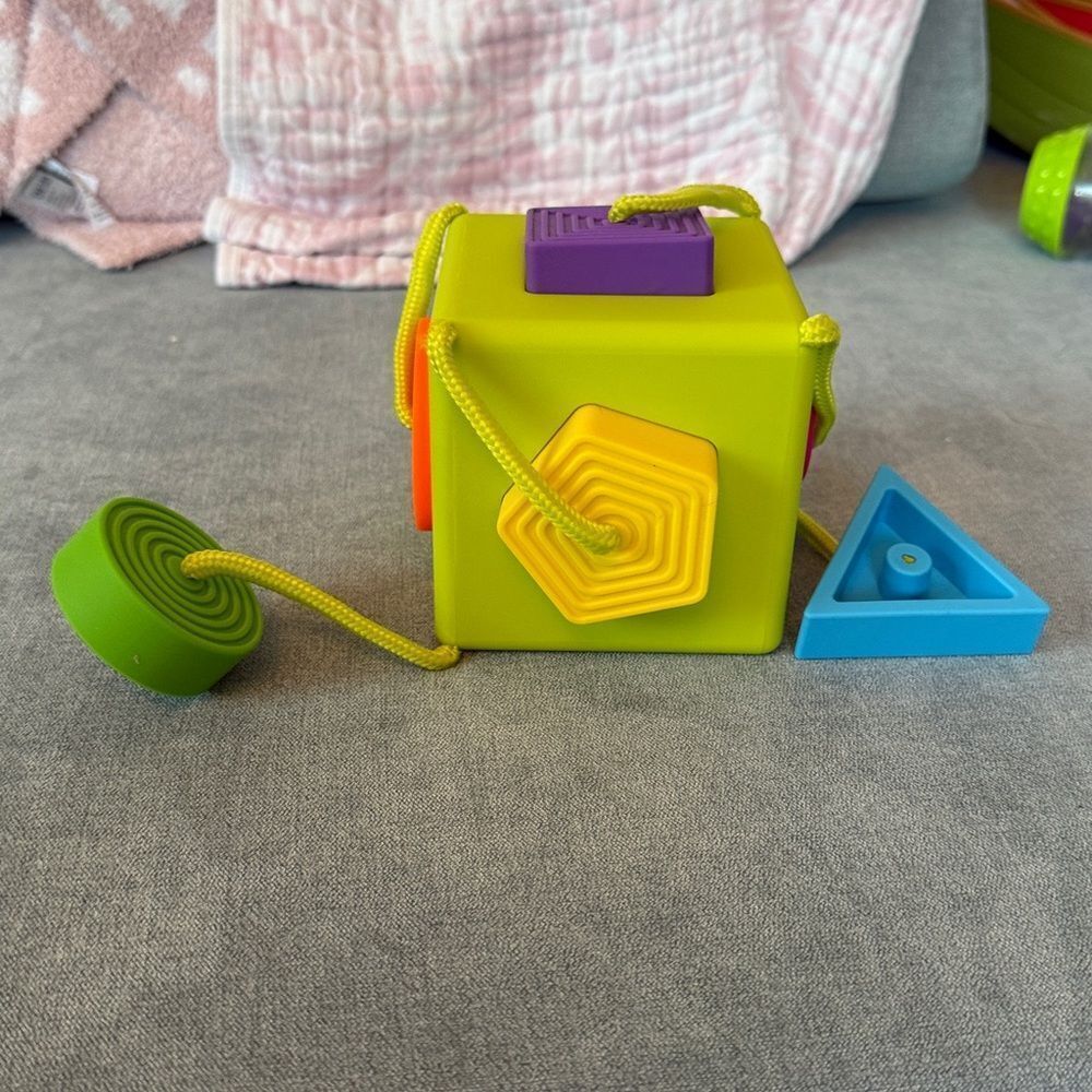 NWOT Fat Brain Toys OombeeCube